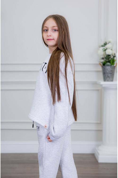 طقم بناتي أنيق قطعتين لون رمادي أكمام طويلة مع كتابة أمامية و في البنطلون