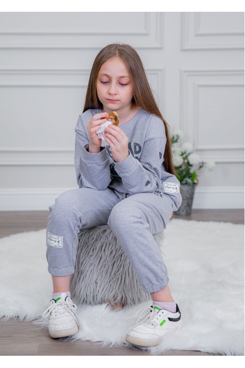 طقم بناتي أنيق قطعتين لون رمادي أكمام طويلة مع كتابة أمامية و بنطلون بجيوب و مطاط من الأسفل