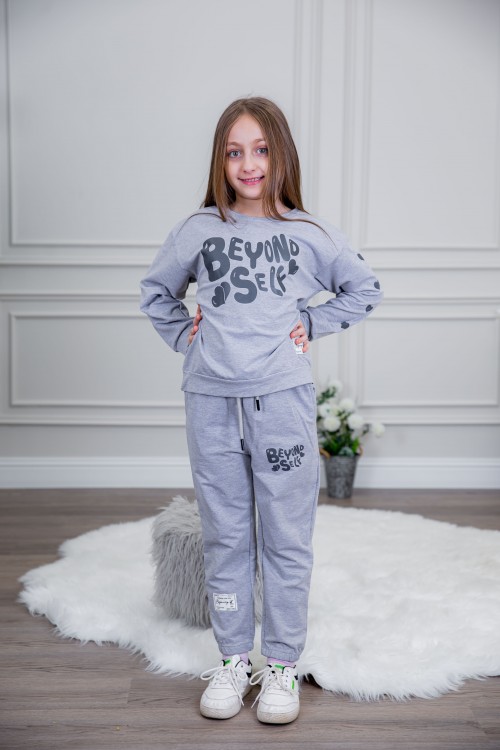 طقم بناتي أنيق قطعتين لون رمادي أكمام طويلة مع كتابة أمامية و بنطلون بجيوب و مطاط من الأسفل