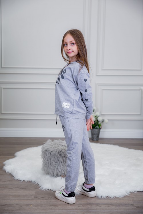 طقم بناتي أنيق قطعتين لون رمادي أكمام طويلة مع كتابة أمامية و بنطلون بجيوب و مطاط من الأسفل