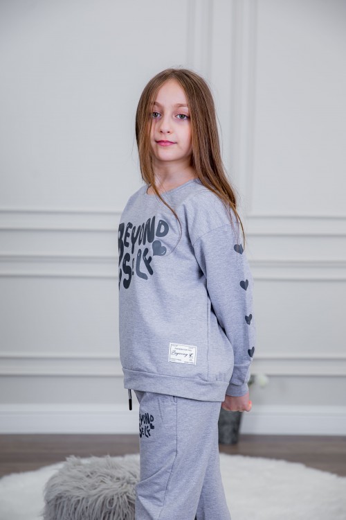 طقم بناتي أنيق قطعتين لون رمادي أكمام طويلة مع كتابة أمامية و بنطلون بجيوب و مطاط من الأسفل