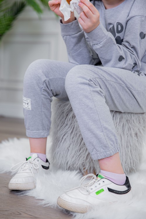 طقم بناتي أنيق قطعتين لون رمادي أكمام طويلة مع كتابة أمامية و بنطلون بجيوب و مطاط من الأسفل