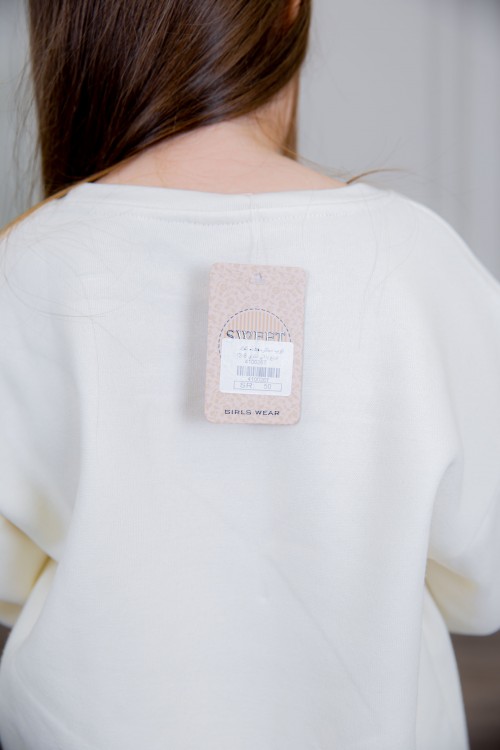 طقم بناتي أنيق قطعتين لون أبيض  أكمام طويلة مع كتابة أمامية و بنطلون بجيوب و مطاط من الأسفل