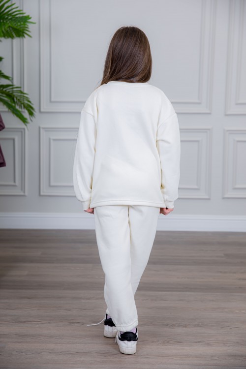 طقم بناتي أنيق قطعتين لون أبيض  أكمام طويلة مع كتابة أمامية و بنطلون بجيوب و مطاط من الأسفل