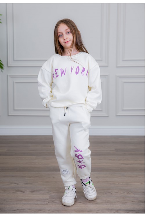 طقم بناتي أنيق قطعتين لون أبيض  أكمام طويلة مع كتابة أمامية و بنطلون بجيوب و مطاط من الأسفل