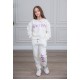 طقم بناتي أنيق قطعتين لون أبيض  أكمام طويلة مع كتابة أمامية و بنطلون بجيوب و مطاط من الأسفل