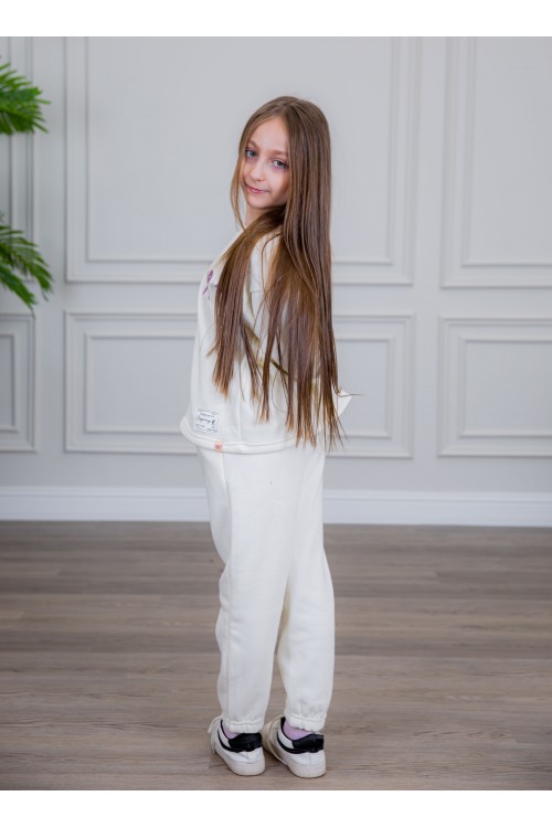 طقم بناتي أنيق قطعتين لون أبيض  أكمام طويلة مع كتابة أمامية و بنطلون بجيوب و مطاط من الأسفل