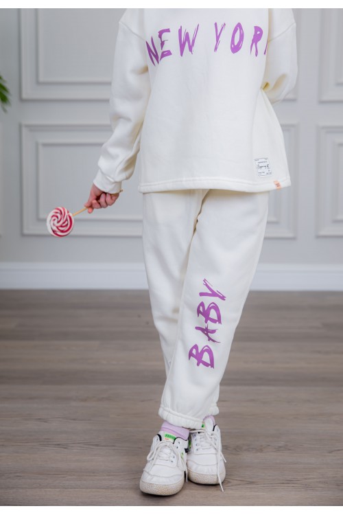 طقم بناتي أنيق قطعتين لون أبيض  أكمام طويلة مع كتابة أمامية و بنطلون بجيوب و مطاط من الأسفل