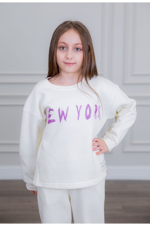 طقم بناتي أنيق قطعتين لون أبيض  أكمام طويلة مع كتابة أمامية و بنطلون بجيوب و مطاط من الأسفل