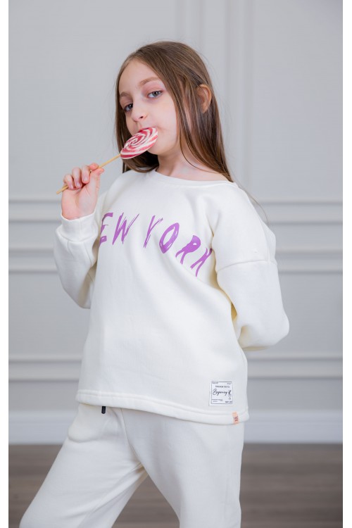 طقم بناتي أنيق قطعتين لون أبيض  أكمام طويلة مع كتابة أمامية و بنطلون بجيوب و مطاط من الأسفل