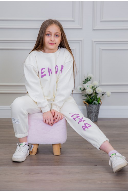 طقم بناتي أنيق قطعتين لون أبيض  أكمام طويلة مع كتابة أمامية و بنطلون بجيوب و مطاط من الأسفل