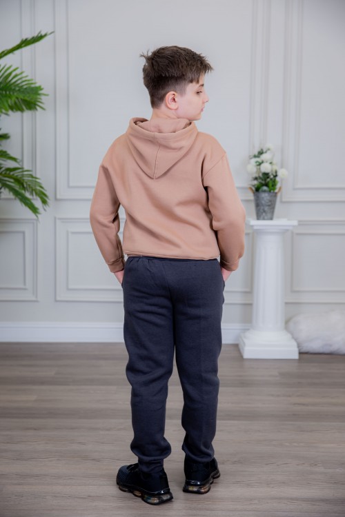 طقم ولادي أنيق قطعتين لون كحلي وبني أكمام طويلة مع كتابة أمامية و بنطلون بجيوب و مطاط من الأسفل