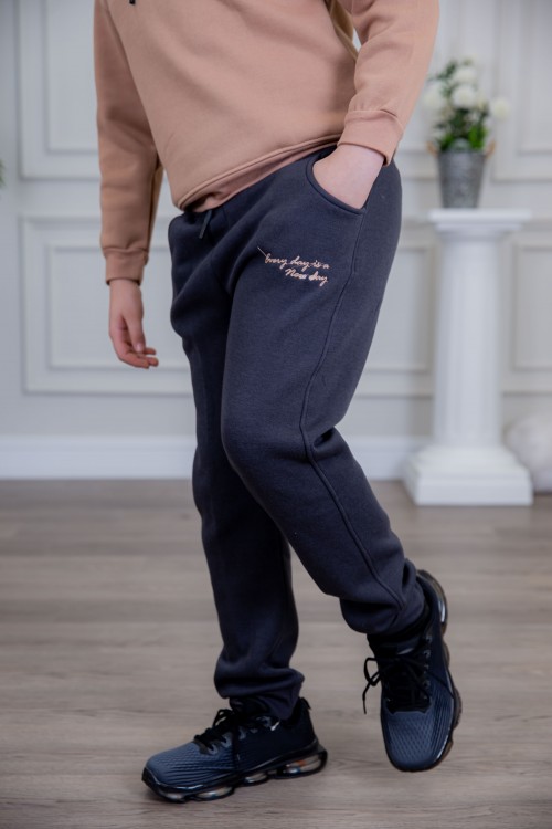 طقم ولادي أنيق قطعتين لون كحلي وبني أكمام طويلة مع كتابة أمامية و بنطلون بجيوب و مطاط من الأسفل