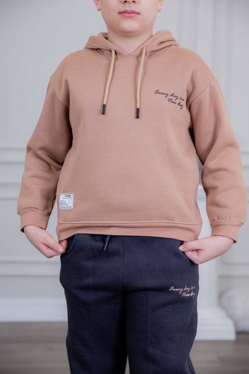 طقم ولادي أنيق قطعتين لون كحلي وبني أكمام طويلة مع كتابة أمامية و بنطلون بجيوب و مطاط من الأسفل