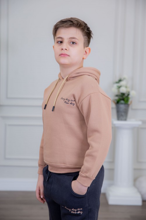 طقم ولادي أنيق قطعتين لون كحلي وبني أكمام طويلة مع كتابة أمامية و بنطلون بجيوب و مطاط من الأسفل