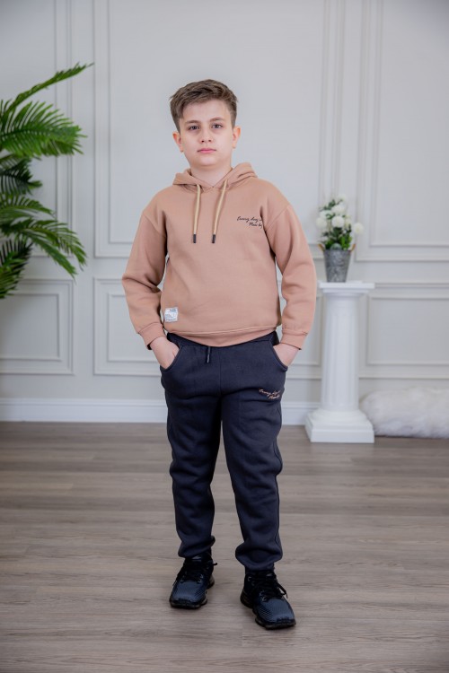 طقم ولادي أنيق قطعتين لون كحلي وبني أكمام طويلة مع كتابة أمامية و بنطلون بجيوب و مطاط من الأسفل