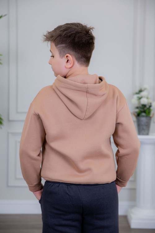 طقم ولادي أنيق قطعتين لون كحلي وبني أكمام طويلة مع كتابة أمامية و بنطلون بجيوب و مطاط من الأسفل