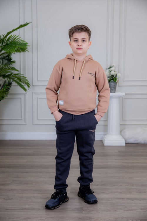 طقم ولادي أنيق قطعتين لون كحلي وبني أكمام طويلة مع كتابة أمامية و بنطلون بجيوب و مطاط من الأسفل