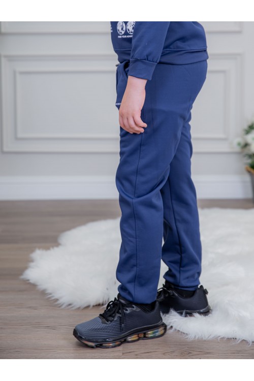 طقم ولادي أنيق قطعتين لون أزرق أكمام طويلة مع كتابة أمامية و بنطلون بجيوب و مطاط من الأسفل