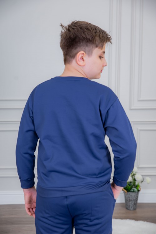 طقم ولادي أنيق قطعتين لون أزرق أكمام طويلة مع كتابة أمامية و بنطلون بجيوب و مطاط من الأسفل