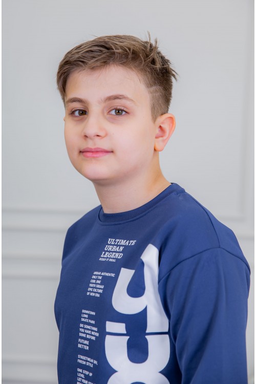 طقم ولادي أنيق قطعتين لون أزرق أكمام طويلة مع كتابة أمامية و بنطلون بجيوب و مطاط من الأسفل