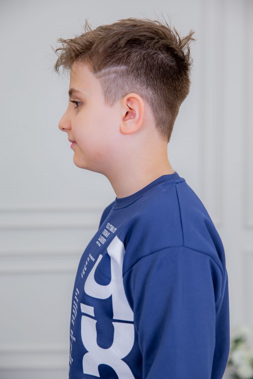 طقم ولادي أنيق قطعتين لون أزرق أكمام طويلة مع كتابة أمامية و بنطلون بجيوب و مطاط من الأسفل