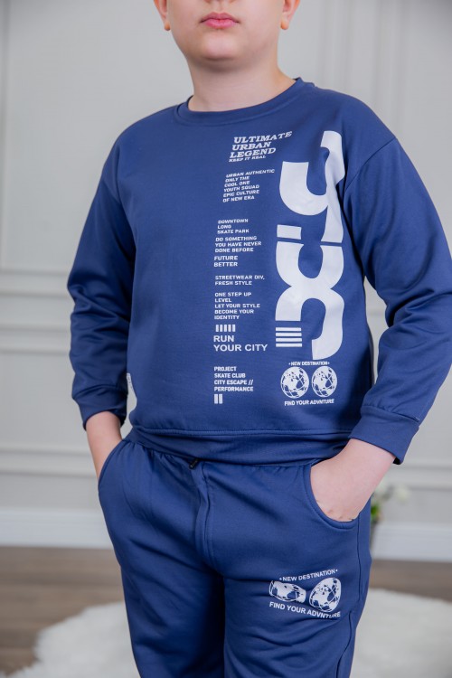 طقم ولادي أنيق قطعتين لون أزرق أكمام طويلة مع كتابة أمامية و بنطلون بجيوب و مطاط من الأسفل