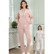 طقم نسائي أنيق قطعتين لون وردي مع قبعة هودي و أكمام طويلة مع كتابة أمامية و سحاب أمامي و جاكيت بجيوب