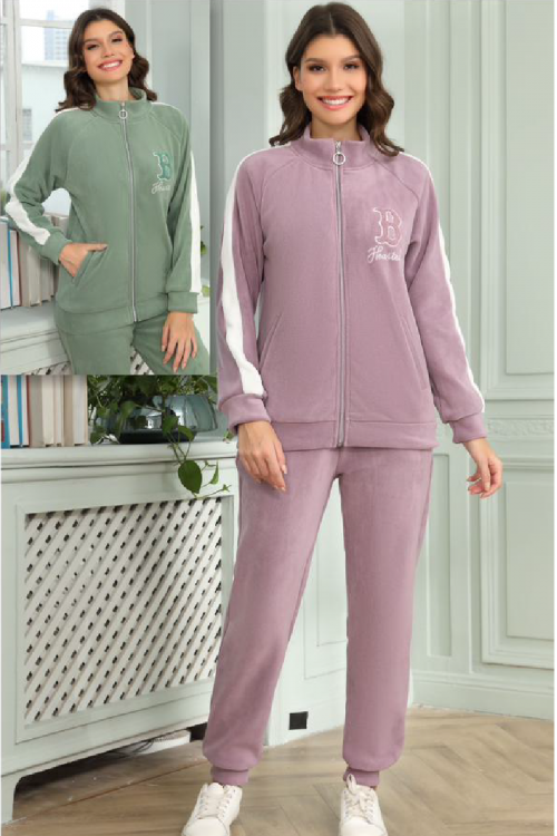 طقم نسائي أنيق قطعتين لون موف أكمام طويلة مع كتابة أمامية و سحاب أمامي و جاكيت بجيوب وبنطلون بمطاط