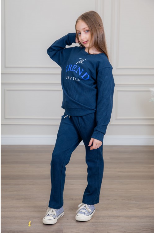 طقم بناتي أنيق قطعتين لون كحلي أكمام طويلة مع كتابة أمامية و بنطلون بجيوب و مطاط من الأكمام