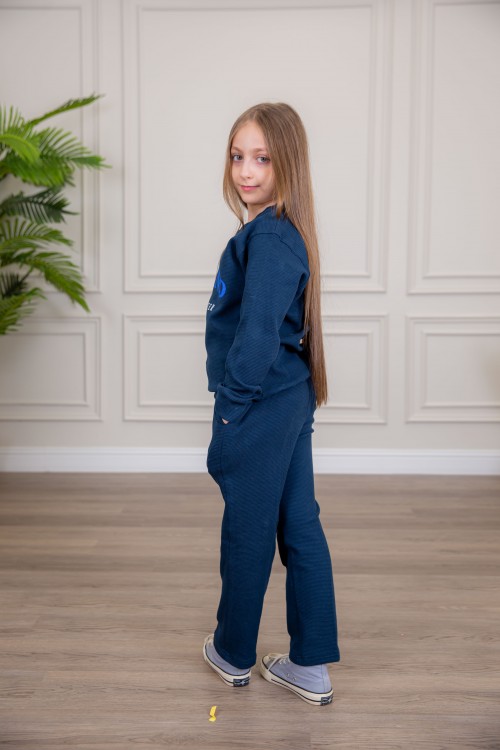 طقم بناتي أنيق قطعتين لون كحلي أكمام طويلة مع كتابة أمامية و بنطلون بجيوب و مطاط من الأكمام