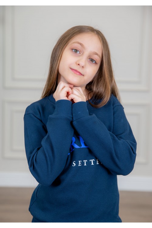 طقم بناتي أنيق قطعتين لون كحلي أكمام طويلة مع كتابة أمامية و بنطلون بجيوب و مطاط من الأكمام