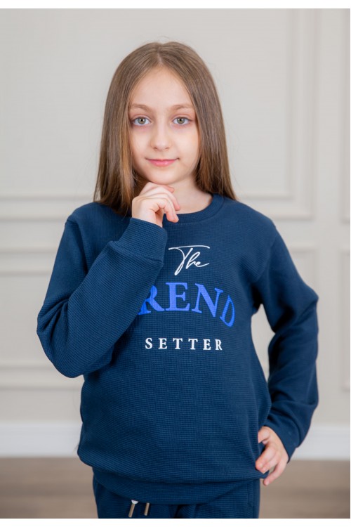 طقم بناتي أنيق قطعتين لون كحلي أكمام طويلة مع كتابة أمامية و بنطلون بجيوب و مطاط من الأكمام