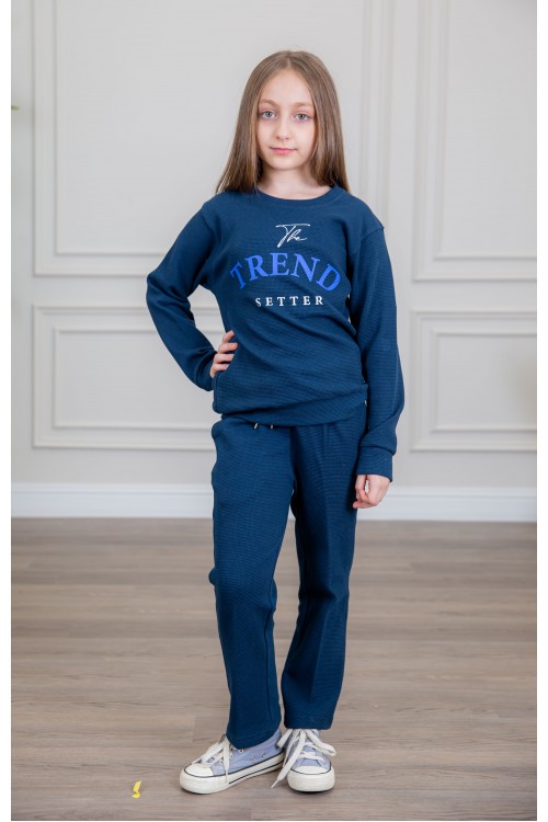 طقم بناتي أنيق قطعتين لون كحلي أكمام طويلة مع كتابة أمامية و بنطلون بجيوب و مطاط من الأكمام