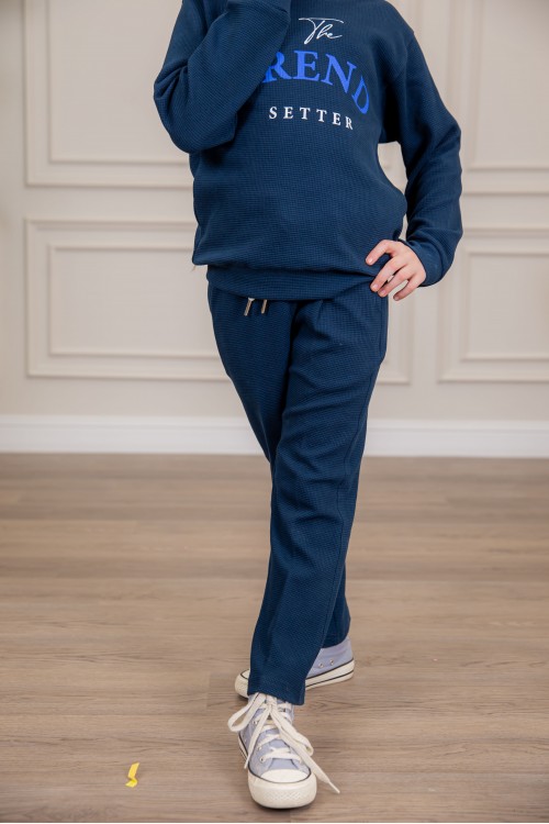 طقم بناتي أنيق قطعتين لون كحلي أكمام طويلة مع كتابة أمامية و بنطلون بجيوب و مطاط من الأكمام