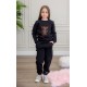 طقم بناتي أنيق قطعتين لون أسود أكمام طويلة مع كتابة أمامية و بنطلون بجيوب و مطاط من الأسفل