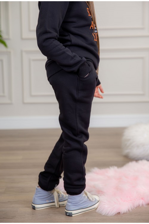 طقم بناتي أنيق قطعتين لون أسود أكمام طويلة مع كتابة أمامية و بنطلون بجيوب و مطاط من الأسفل