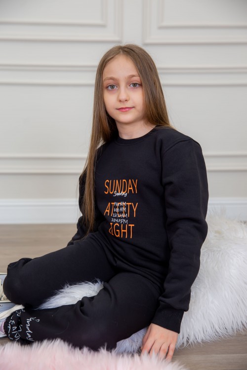 طقم بناتي أنيق قطعتين لون أسود أكمام طويلة مع كتابة أمامية و بنطلون بجيوب و مطاط من الأسفل