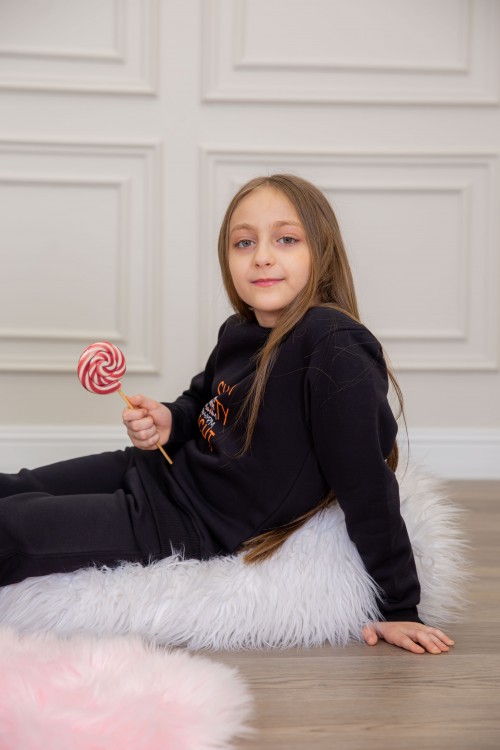 طقم بناتي أنيق قطعتين لون أسود أكمام طويلة مع كتابة أمامية و بنطلون بجيوب و مطاط من الأسفل