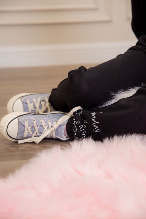 طقم بناتي أنيق قطعتين لون أسود أكمام طويلة مع كتابة أمامية و بنطلون بجيوب و مطاط من الأسفل