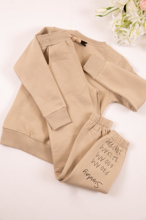 طقم بناتي أنيق قطعتين لون أسود أكمام طويلة مع كتابة أمامية و بنطلون بجيوب و مطاط من الأسفل