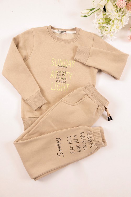 طقم بناتي أنيق قطعتين لون أسود أكمام طويلة مع كتابة أمامية و بنطلون بجيوب و مطاط من الأسفل