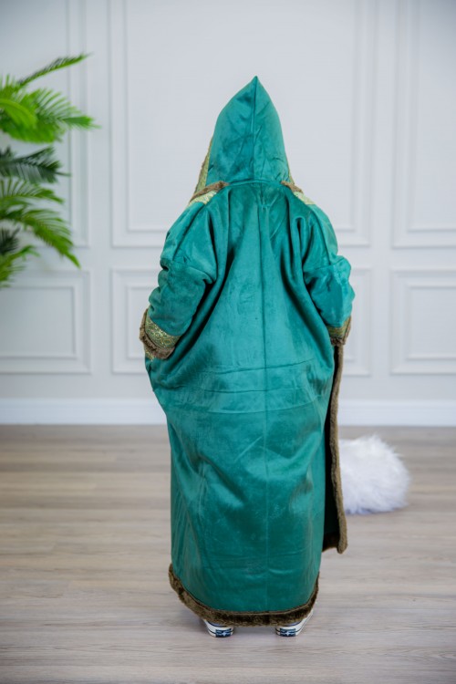 فرو بناتي أنيق متصل بقبعة رأس بأكمام طويلة وجيوب من الأمام  مزين بأطراف مطرزة باللون الذهبي