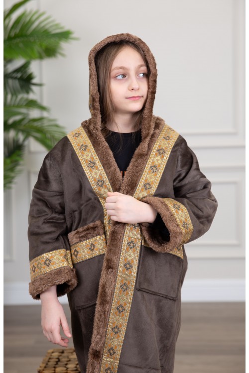 فرو بناتي أنيق متصل بقبعة رأس بأكمام طويلة وجيوب من الأمام  مزين بأطراف مطرزة باللون الذهبي