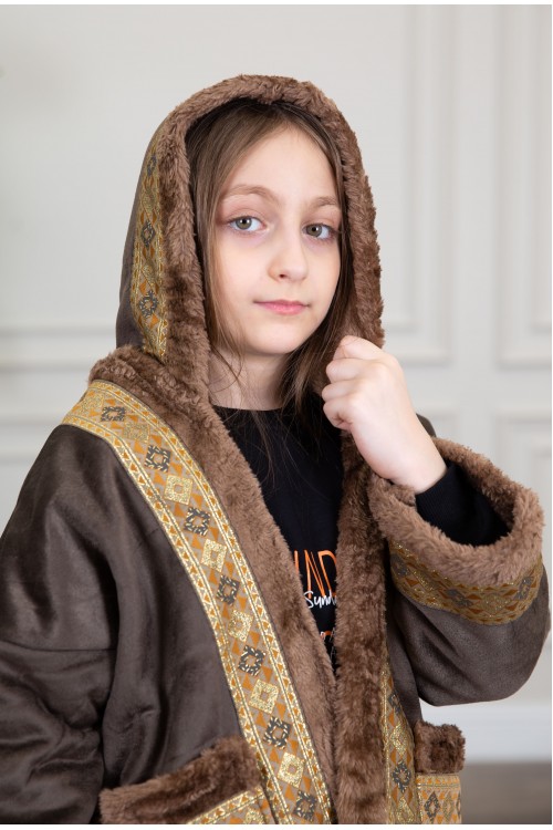 فرو بناتي أنيق متصل بقبعة رأس بأكمام طويلة وجيوب من الأمام  مزين بأطراف مطرزة باللون الذهبي