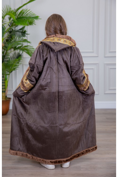 فرو بناتي أنيق متصل بقبعة رأس بأكمام طويلة وجيوب من الأمام  مزين بأطراف مطرزة باللون الذهبي