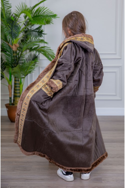 فرو بناتي أنيق متصل بقبعة رأس بأكمام طويلة وجيوب من الأمام  مزين بأطراف مطرزة باللون الذهبي