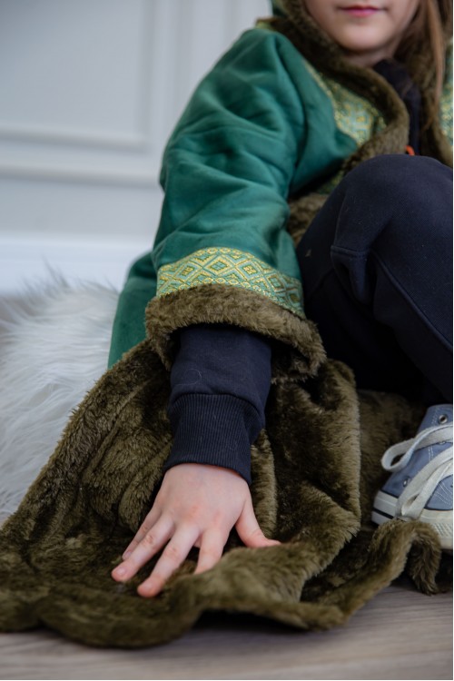 فرو بناتي أنيق متصل بقبعة رأس بأكمام طويلة وجيوب من الأمام  مزين بأطراف مطرزة باللون الذهبي