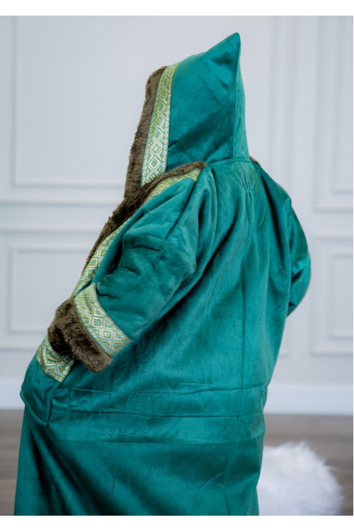 فرو بناتي أنيق متصل بقبعة رأس بأكمام طويلة وجيوب من الأمام  مزين بأطراف مطرزة باللون الذهبي