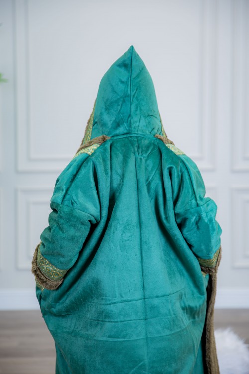 فرو بناتي أنيق متصل بقبعة رأس بأكمام طويلة وجيوب من الأمام  مزين بأطراف مطرزة باللون الذهبي